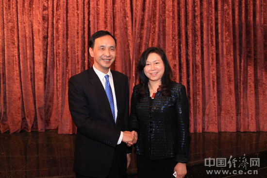 第五屆兩岸及香港《經濟日報》財經高峰論壇(第五屆“三經論壇”)4月22日在臺北舉行。圖為：臺灣國民黨主席朱立倫（左）與出席“三經論壇”的新大陸科技集團總裁王晶（右）會面。中國經濟網記者崔軍/攝